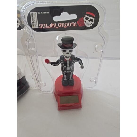 Solar Power Moving Day of the Dead Bride & Groom Decor Figures Black Size 4x2" - Picture 7 of 10